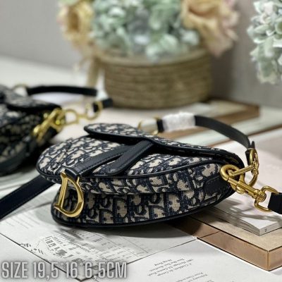 Tui Dior Mini Saddle bag mau be va den hoa tiet logo TXND01 1