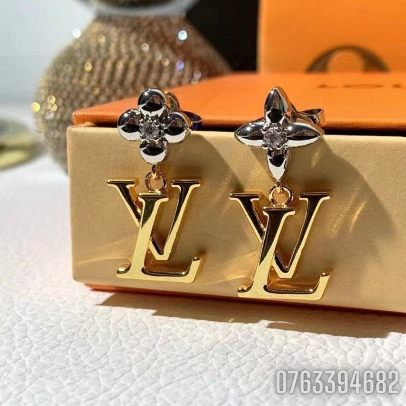 Khuyen tai nu Louis Vuitton logo chu LV KTNLV02 5