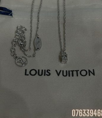 Vong co nu Louis Vuitton mat vuong dinh da VCLV04 3