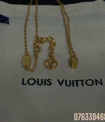 Vong co nu Louis Vuitton mat vuong dinh da VCLV04 4