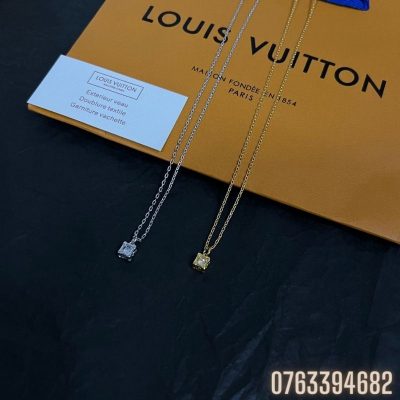 Vong co nu Louis Vuitton mat vuong dinh da VCLV04