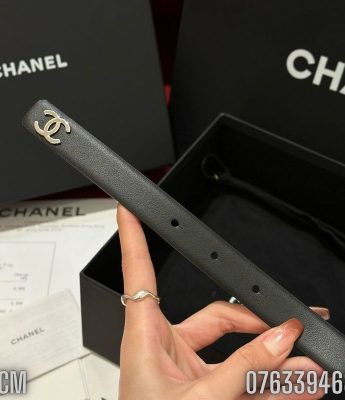 That lung nu Chanel Black Leather mat khoa logo dinh da ban 2cm TLNC06