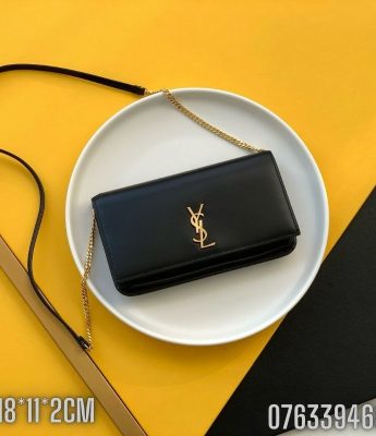 Tui deo cheo dung dien thoai nu YSL Cassandre Phone Holder With Strap In Smooth Leather mau den TNYSL08