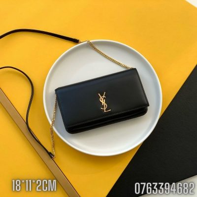 Tui deo cheo dung dien thoai nu YSL Cassandre Phone Holder With Strap In Smooth Leather mau den TNYSL08