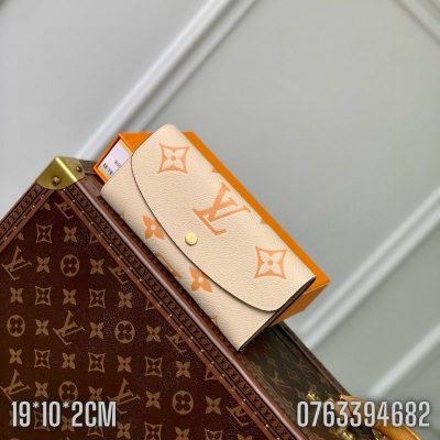 Vi nu Louis Vuitton Emilie Monogram mau vang VNLV03