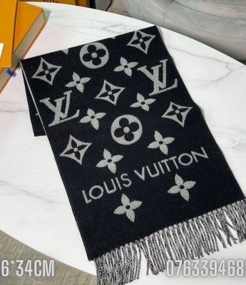 Khan choang Louis Vuitton Essential mau den KCLV22 5