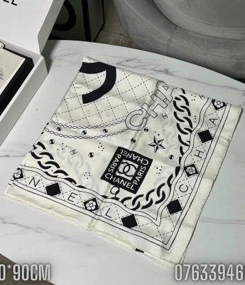 Khan lua Chanel Silk Scarf hoa tiet mau den KCCN01 4