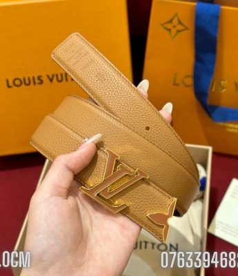 That lung nu Louis Vuitton day da nhan vang khoa logo cai TLLV23 3