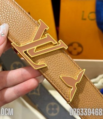 That lung nu Louis Vuitton day da nhan vang khoa logo cai TLLV23 5