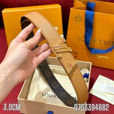 That lung nu Louis Vuitton day da nhan vang khoa logo cai TLLV23 6