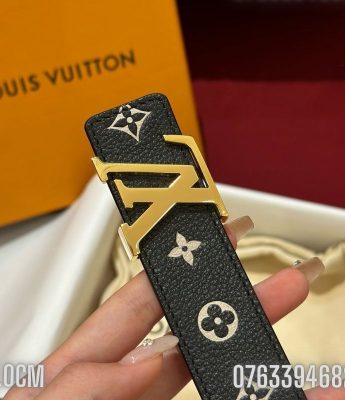 That lung nu Louis Vuitton day hoa den khoa logo vang TLLV20 7