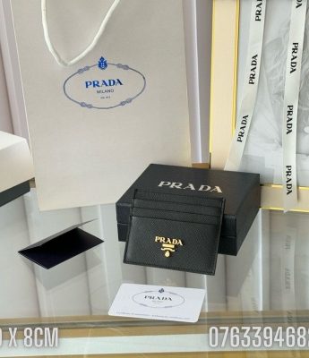 Vi nu Prada dung the hoa tiet chu mau den VNPR04 1