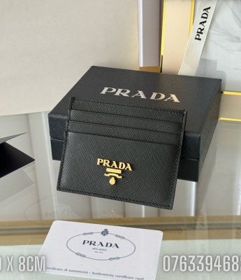 Vi nu Prada dung the hoa tiet chu mau den VNPR04 2