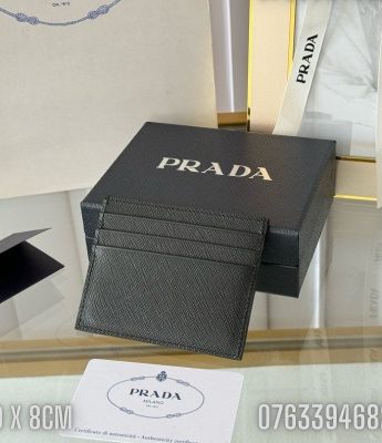 Vi nu Prada dung the hoa tiet chu mau den VNPR04 4